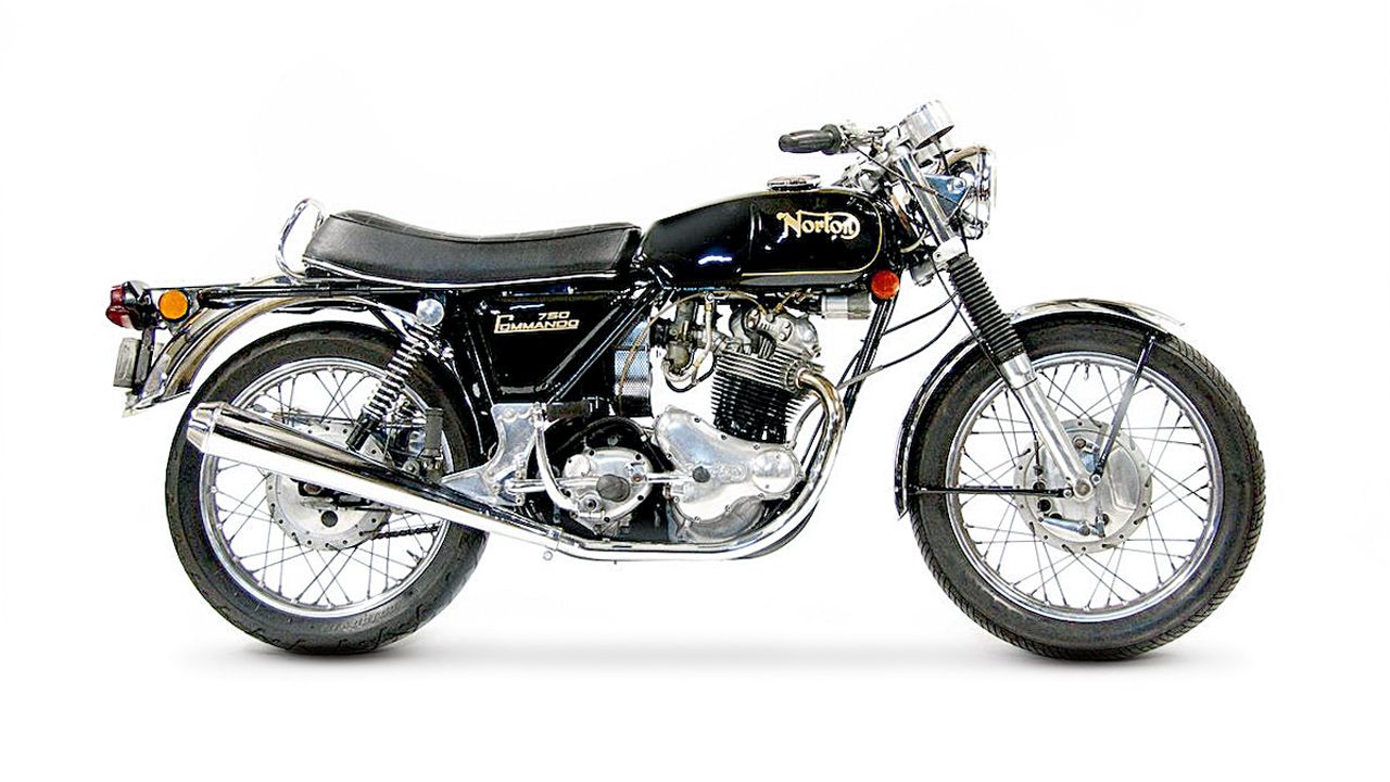 Norton Commado 750 1968. Motor: 4T, 2 cilindro en línea, OHV, 745 cc, 58 CV a 6.800 rpm. Chasis: Doble cuna de acero. Peso: 198 kg.