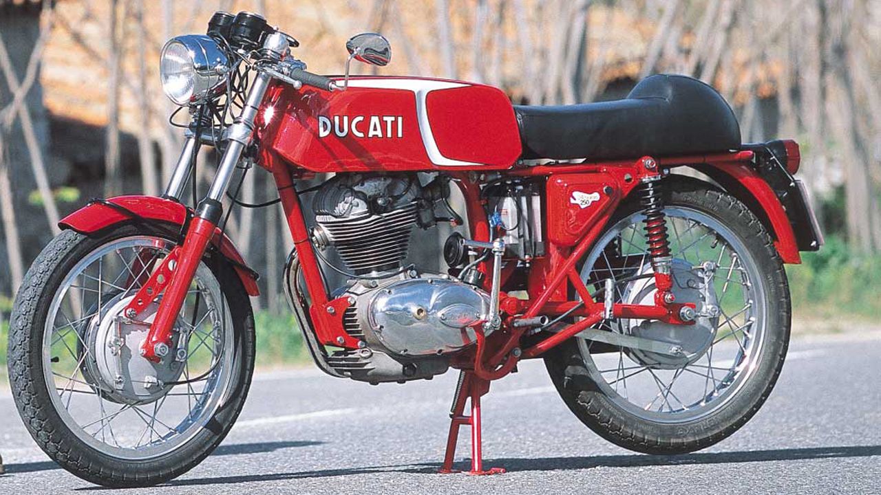 Ducati 24 Horas 1973. Motor: 4T, 1 cilindro, 247 CV a 9.000 rpm. Chasis: Simple cuna de acero. Peso: 135 kg.