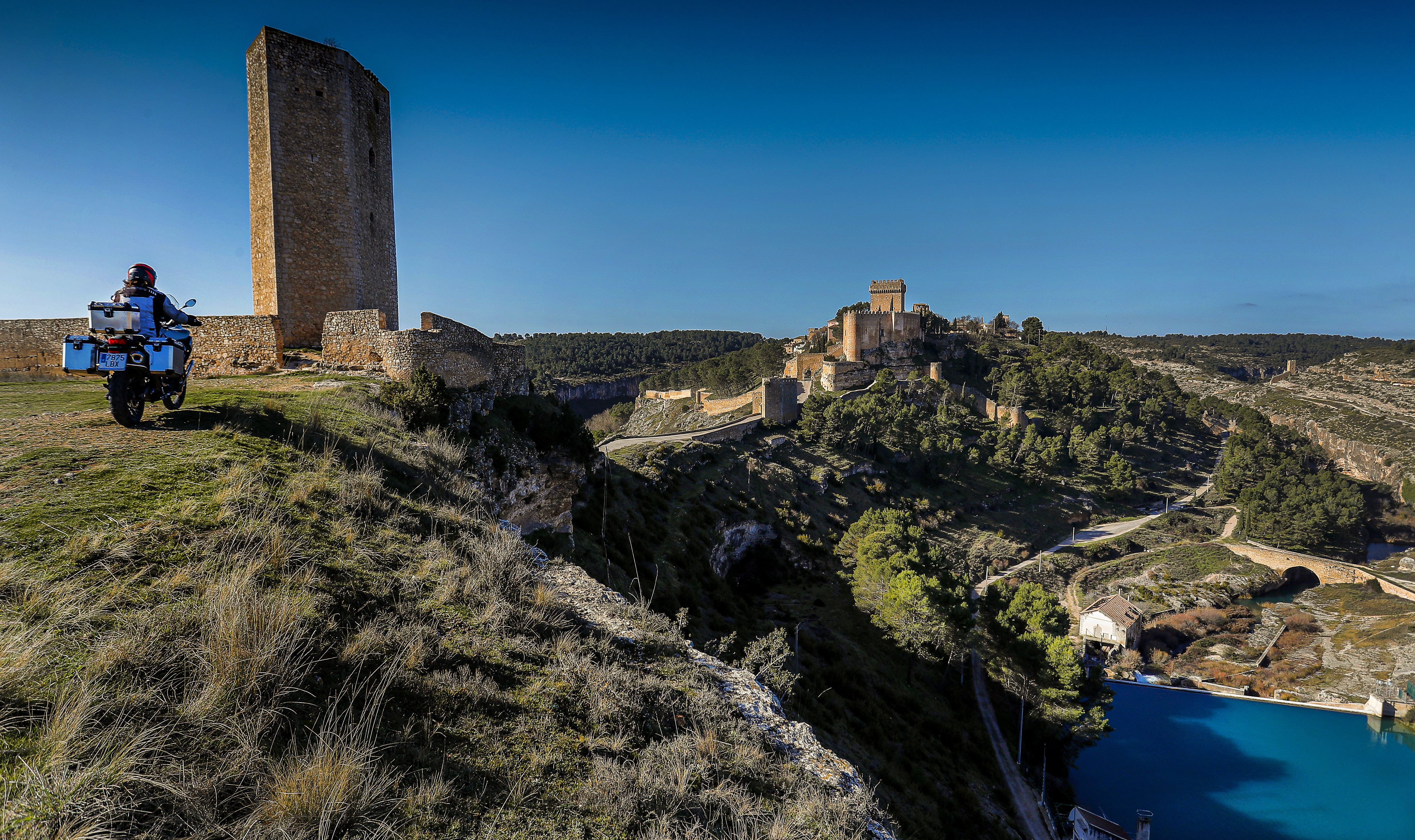 Cuenca en moto: zambullida en el medievo.