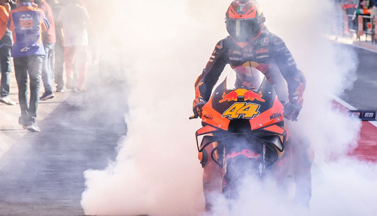 Pol Espargaró se despide de KTM al llegar al pit lane Pol Espargaró se despide de KTM al llegar al pit lane