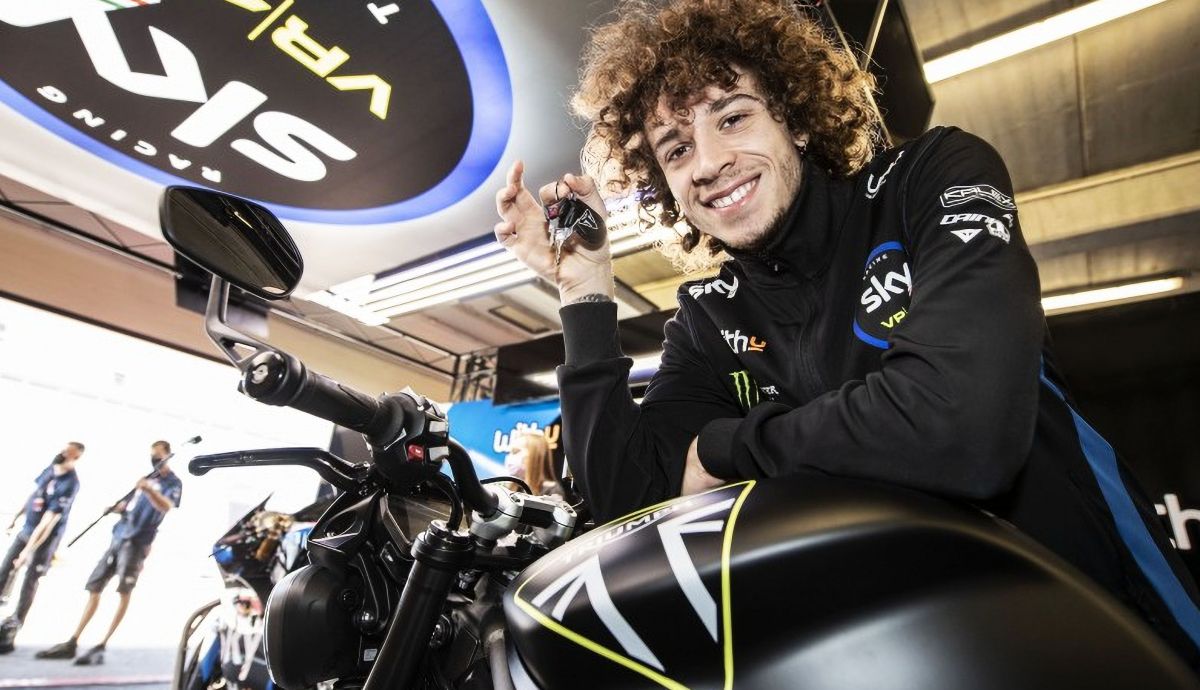 Marco Bezzecchi con su nueva Triumph Street Triple RS