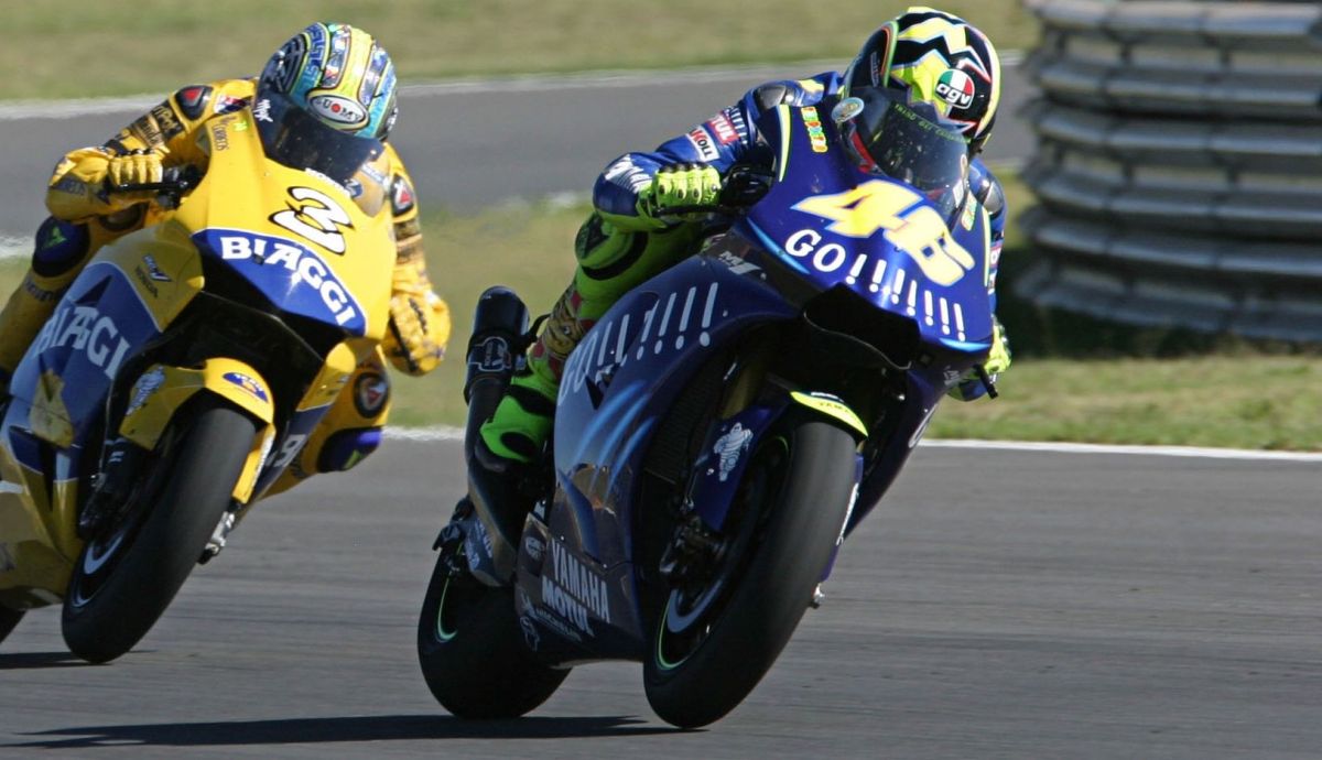 Valentino Rossi debutó con Yamaha batiendo a Max Biaggi en Sudáfrica 2004 Valentino Rossi debutó con Yamaha batiendo a Max Biaggi en Sudáfrica 2004