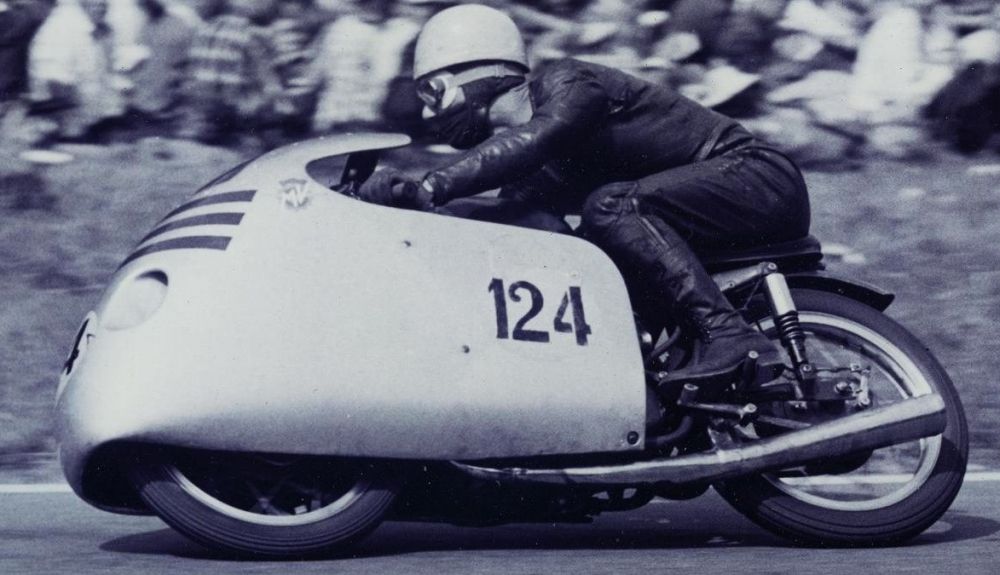 Carlo Ubbiali conquistó nueve títulos mundiales, tres de 250cc y seis de 125cc Carlo Ubbiali conquistó nueve títulos mundiales, tres de 250cc y seis de 125cc