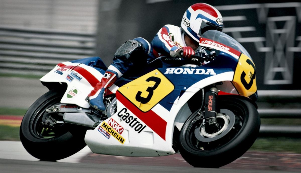 Freddie Spencer fue tricampeón del mundo, logrando dos títulos en 500cc y uno en 250cc Freddie Spencer fue tricampeón del mundo, logrando dos títulos en 500cc y uno en 250cc