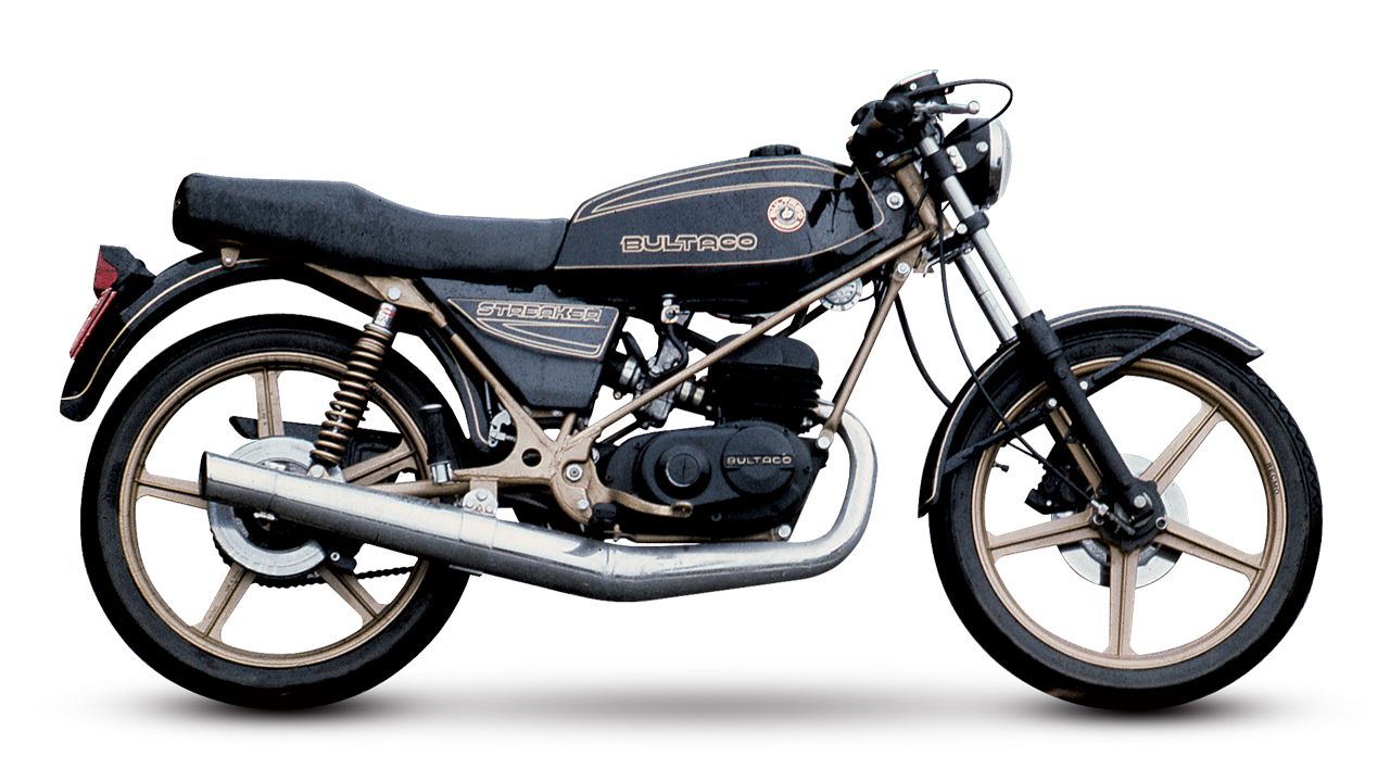 Bultaco Streaker 74/125 1977-1981. Motor: 2 tiempos, un cilindro vertical, 74/124 cc, 3,8 CV a 6.500 rpm. Chasis: Tubular de doble cuna de acero, basculante doble brazo. Peso: 85 kg.