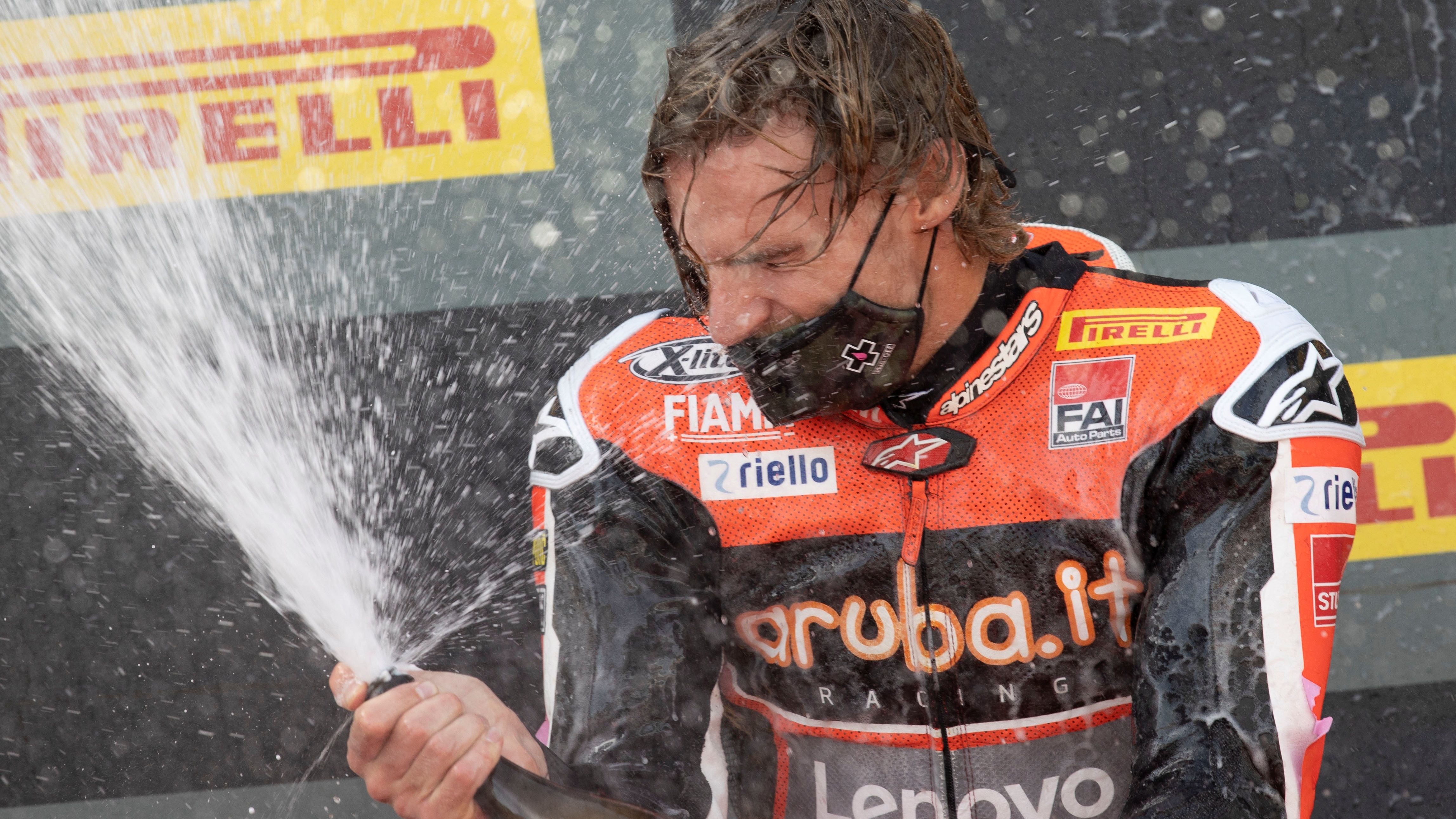 Chaz Davies festeja la victoria en Estoril en su última carrera con Ducati