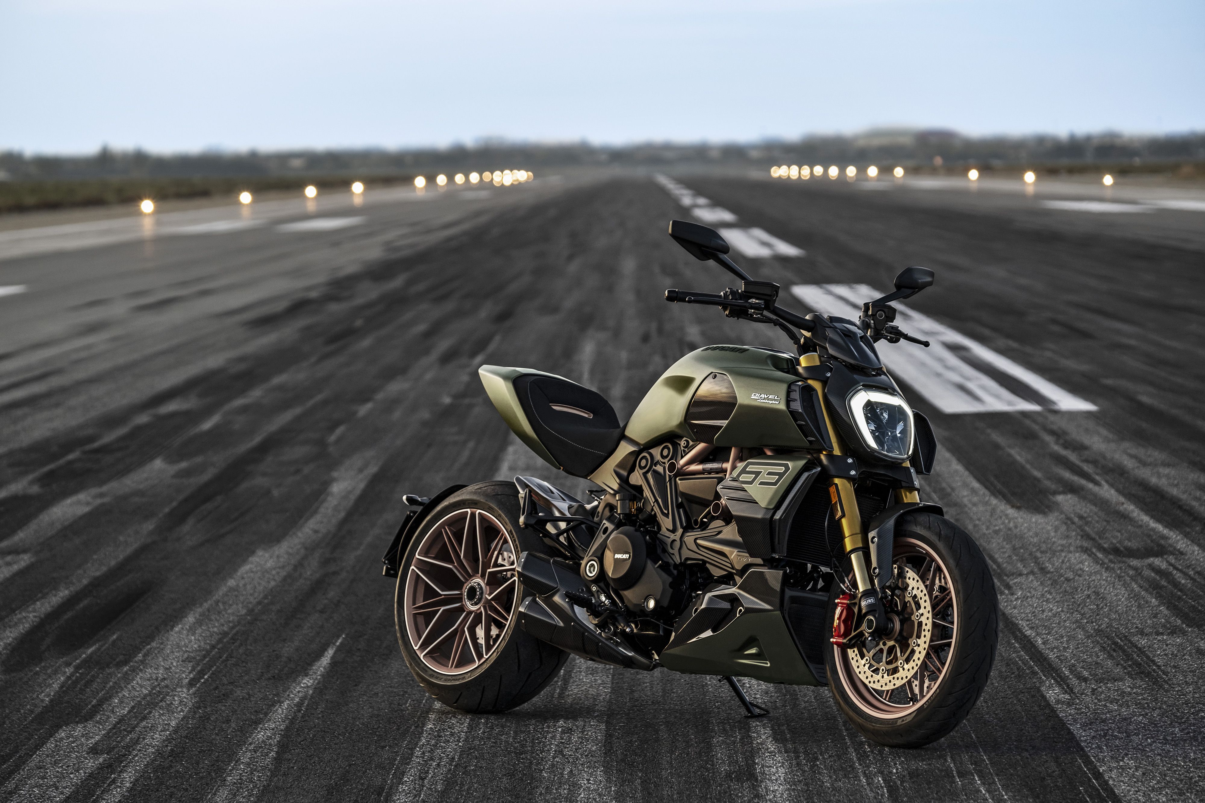 DUCATI DIAVEL 1260 LAMBORGHINI AMBIENCE 04 UC213142 Mid