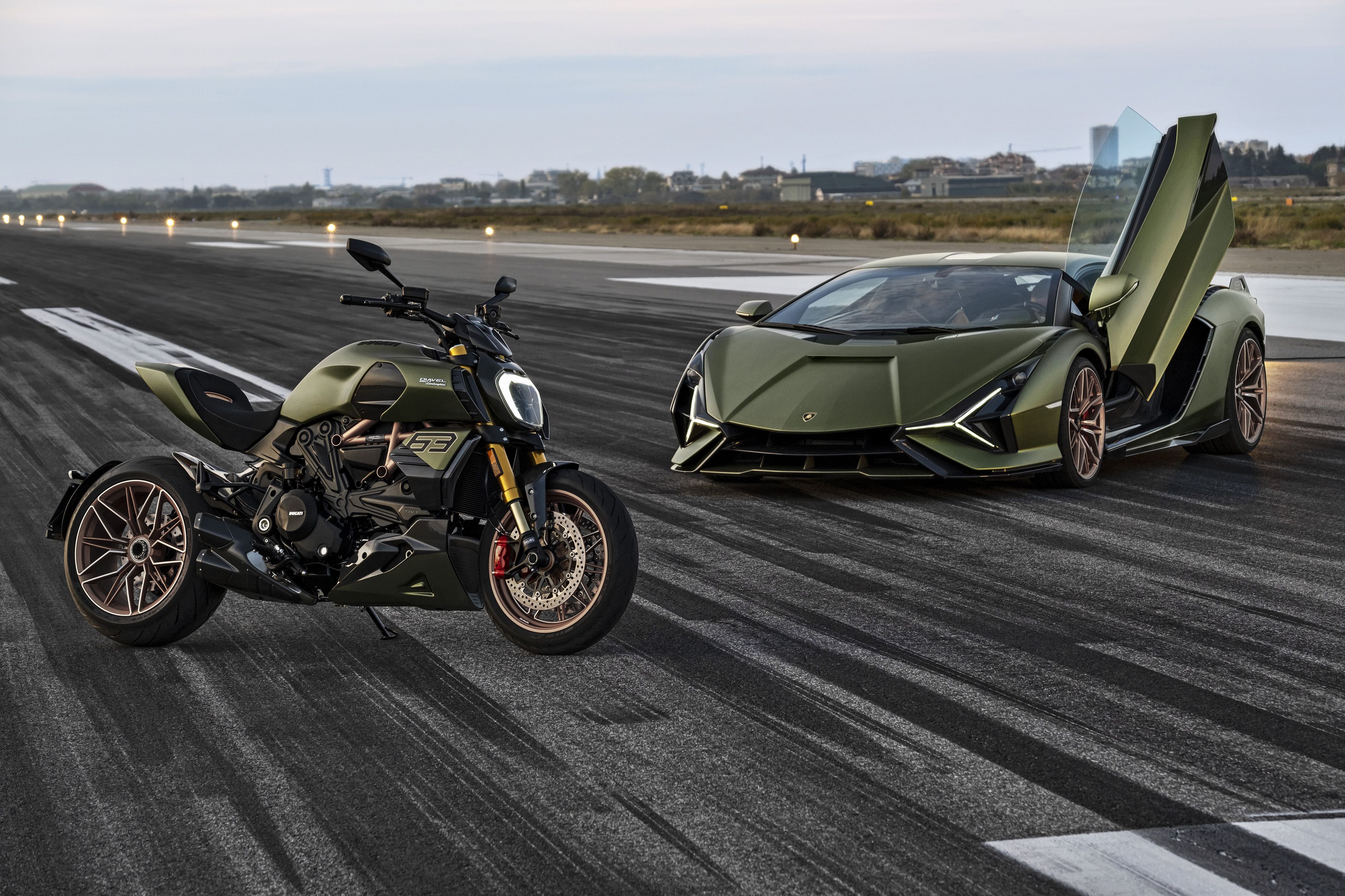 DUCATI DIAVEL 1260 LAMBORGHINI AMBIENCE 07 UC213146 Mid