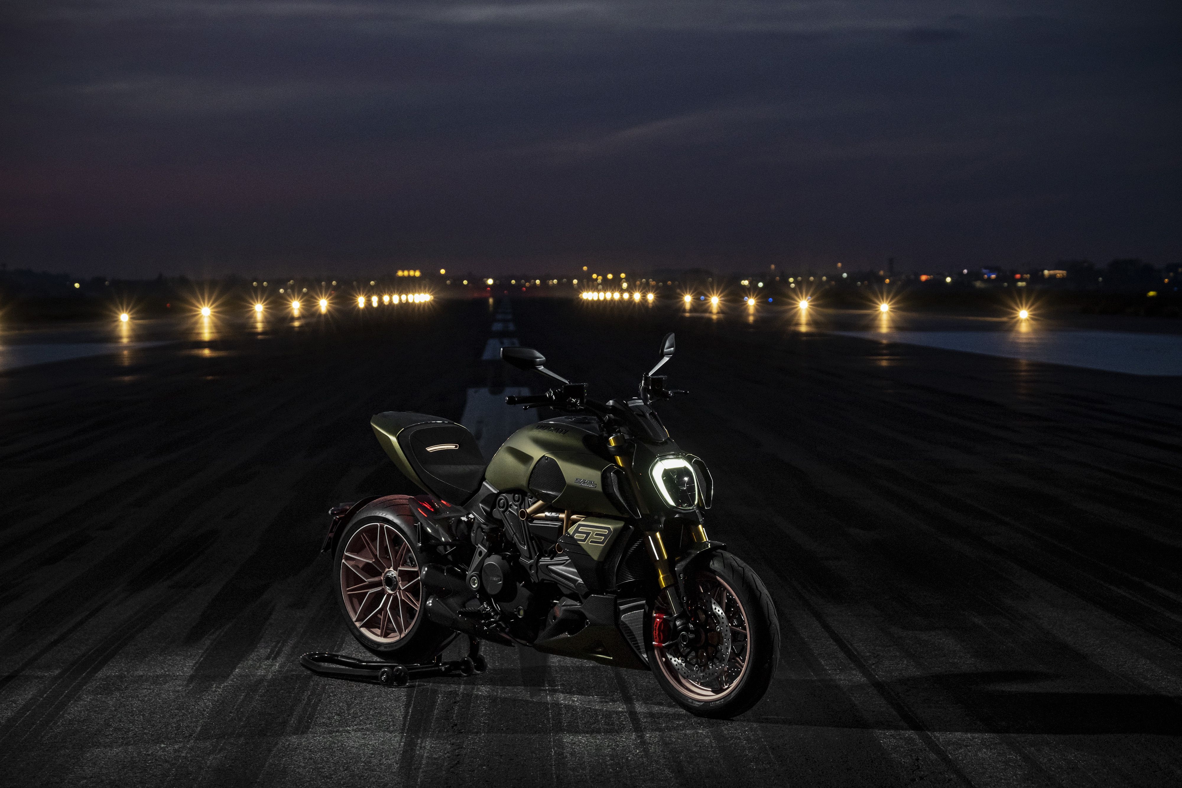 DUCATI DIAVEL 1260 LAMBORGHINI AMBIENCE 17 UC213156 Mid