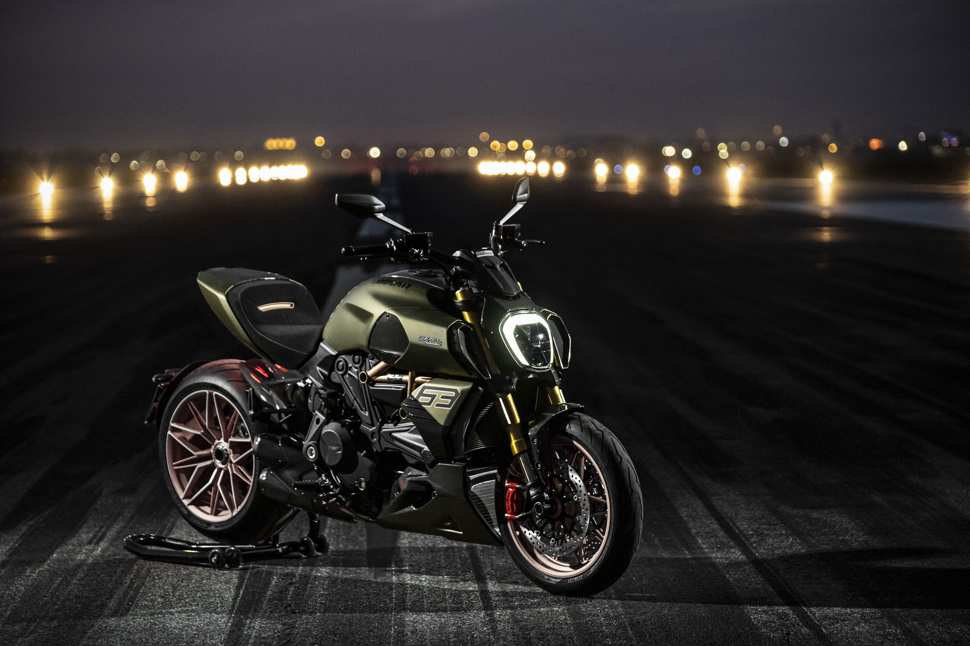 DUCATI DIAVEL 1260 LAMBORGHINI AMBIENCE 18 UC213158 Mid