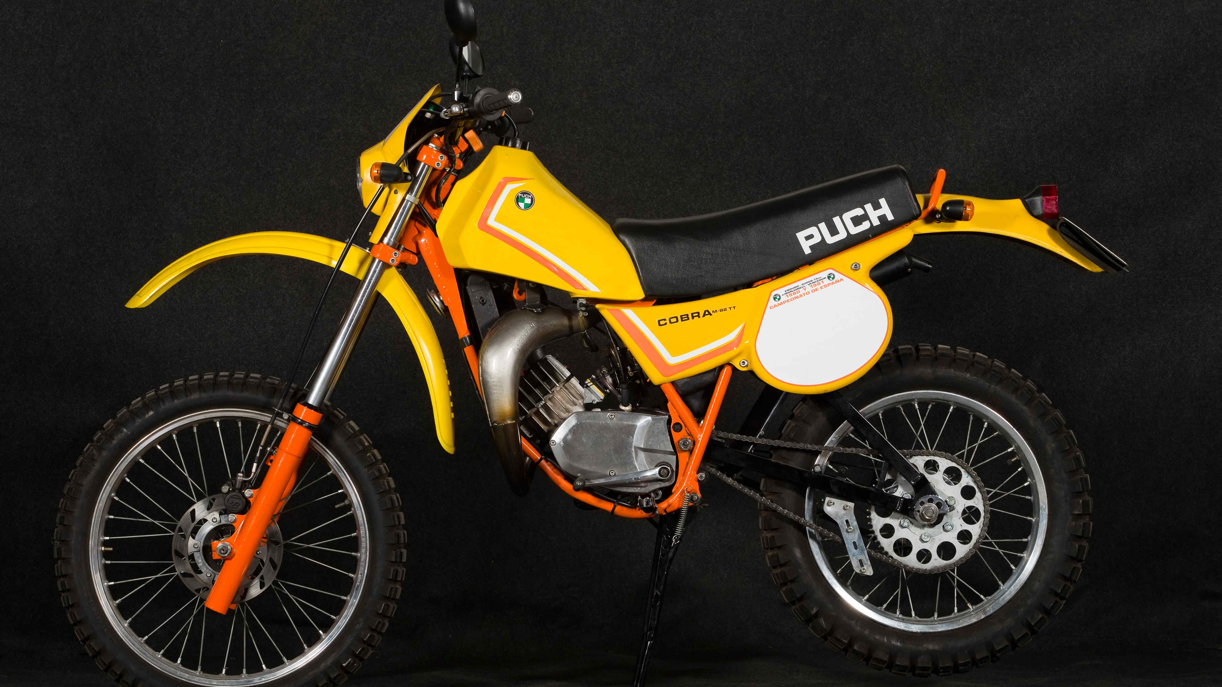 Puch Cobra MC 82. En 1981 llegó la versión más evolucionada, con motor refrigerado por agua y suspensión trasera con monoamortiguador.