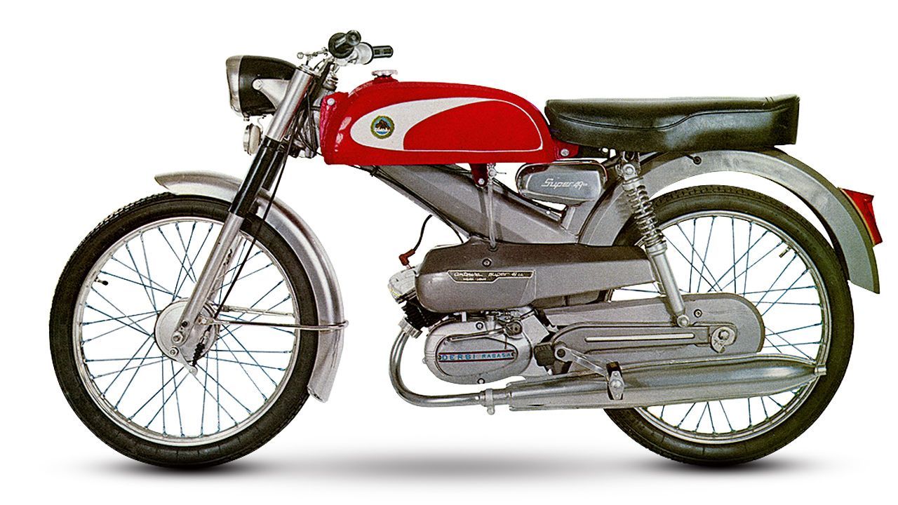 Derbi Antorcha 50 1965. Motor: 2 tiempos, un cilindro inclinado, 49 cc, 2 CV a 6.500 rpm. Chasis: Espina central de chapa de acero, basculante doble brazo. Peso: 55 kg.