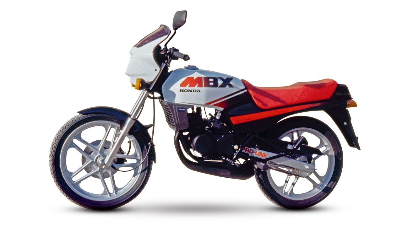 Honda MBX75 Hurricane 1983. Motor: 2 tiempos, un cilindro inclinado, 74,9 cc, 12 CV a 9.000 rpm. Chasis: Doble cuna de acero, suspensión progresiva. Peso: 90 kg.