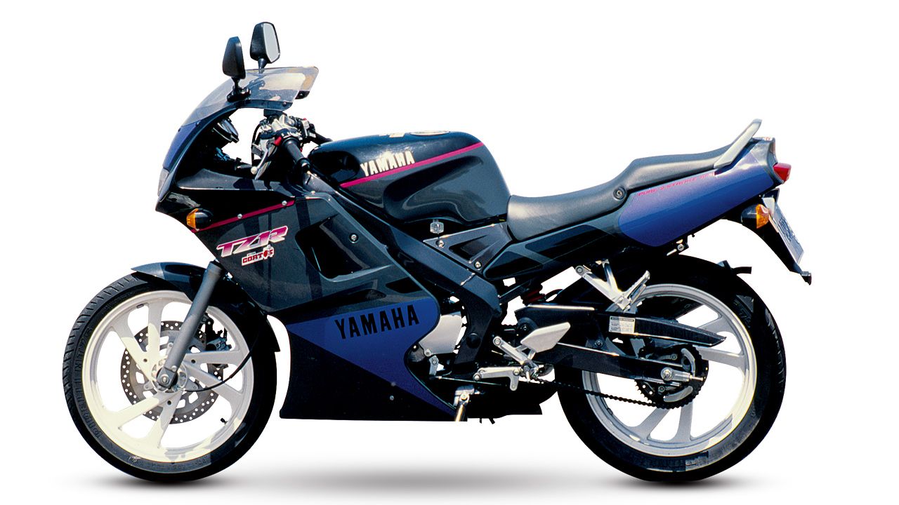 Yamaha TZR80 1987. Motor: 2 tiempos, un cilindro inclinado, 74,9 cc, 12 CV a 8.750 rpm. Chasis: Doble viga de acero, suspensión progresiva. Peso: 125 kg.
