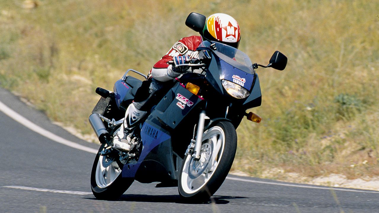 Yamaha TZR80 1987. La versión de 1992 disponía de un cable bajo el asiento que, al conectarlo a masa, aumentaba la potencia del motor hasta los 16 CV.