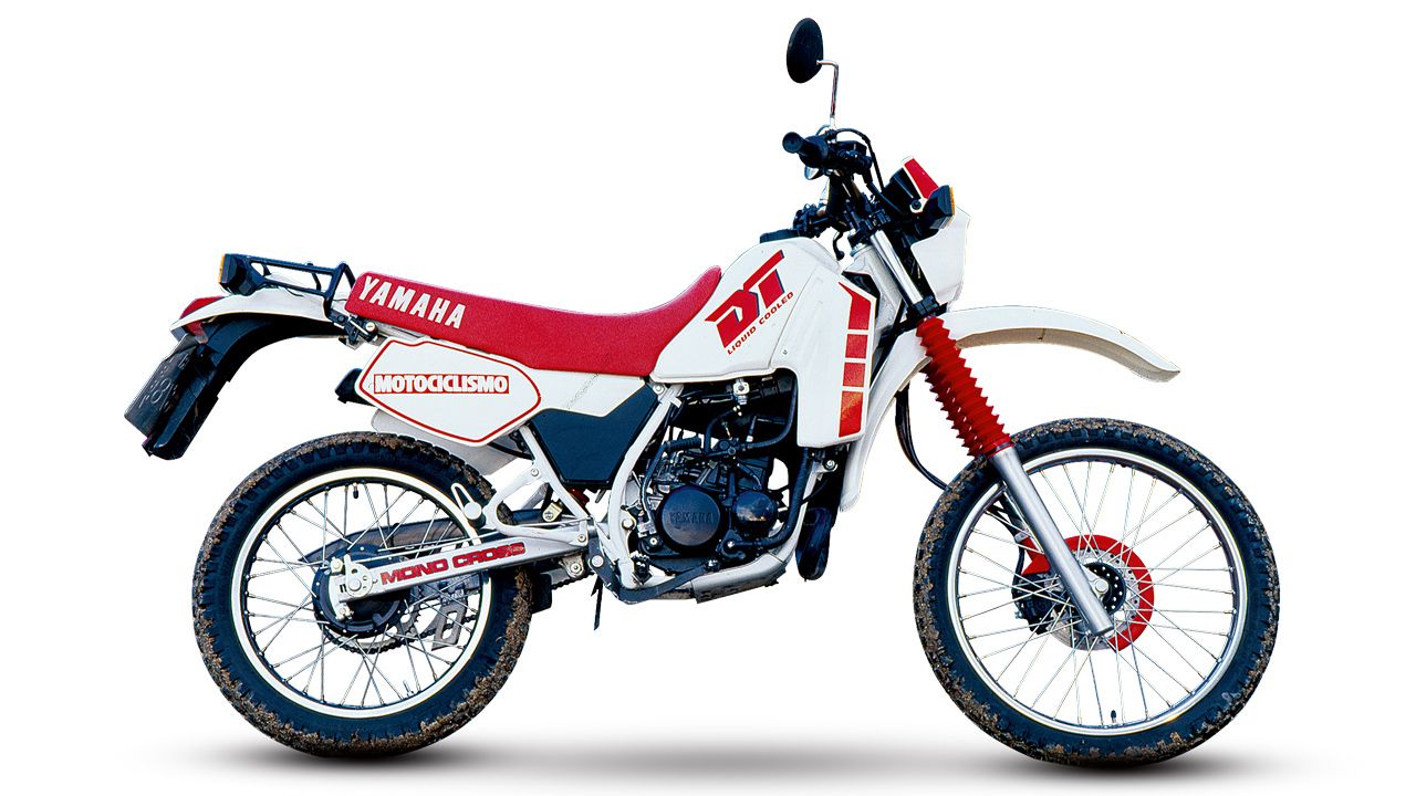 Yamaha DT80 1983. Motor: 2 tiempos, un clindro vertical, 72 cc, 10 CV a 8.000 rpm. Chasis: Doble cuna de acero, suspensión progresiva. Peso: 84 kg.