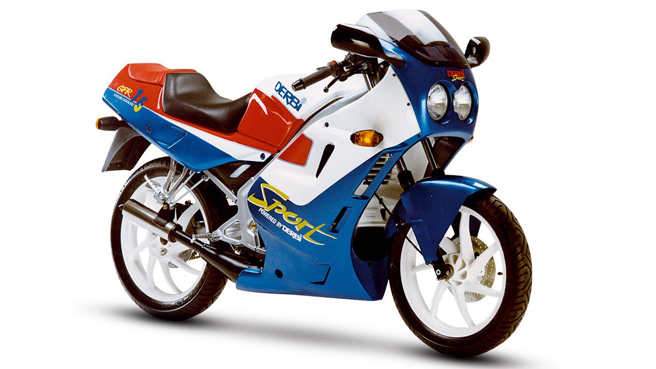 Derbi GPR 75 Sport 1989. Motor: 2 tiempos, un cilindro vertical, 74,9 cc, 13 CV a 9.000 rpm. Chasis: Doble cuna de acero, suspensión progresiva. Peso: 113 kilos.