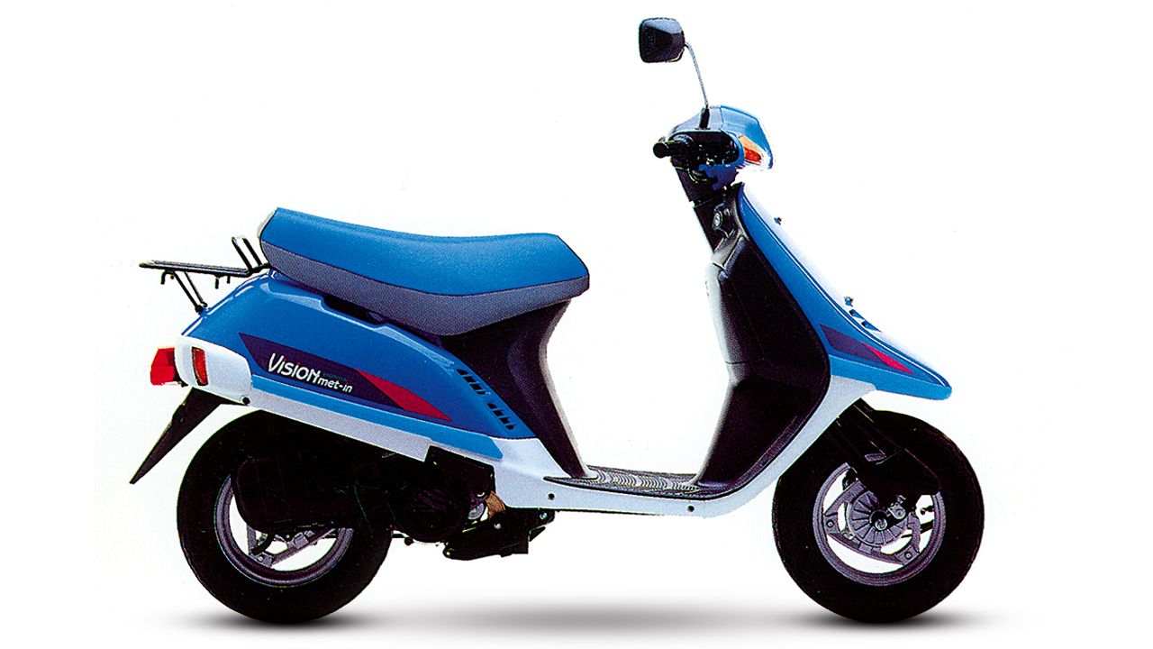 Honda Vision 75 1989. Motor: 2 tiempos, un cilindro inclinado, 74,7 cc, 6 CV a 7.500 rpm. Chasis: Tubular de cuna abierta de acero, monoamortiguador lateral. Peso: 72 kg.