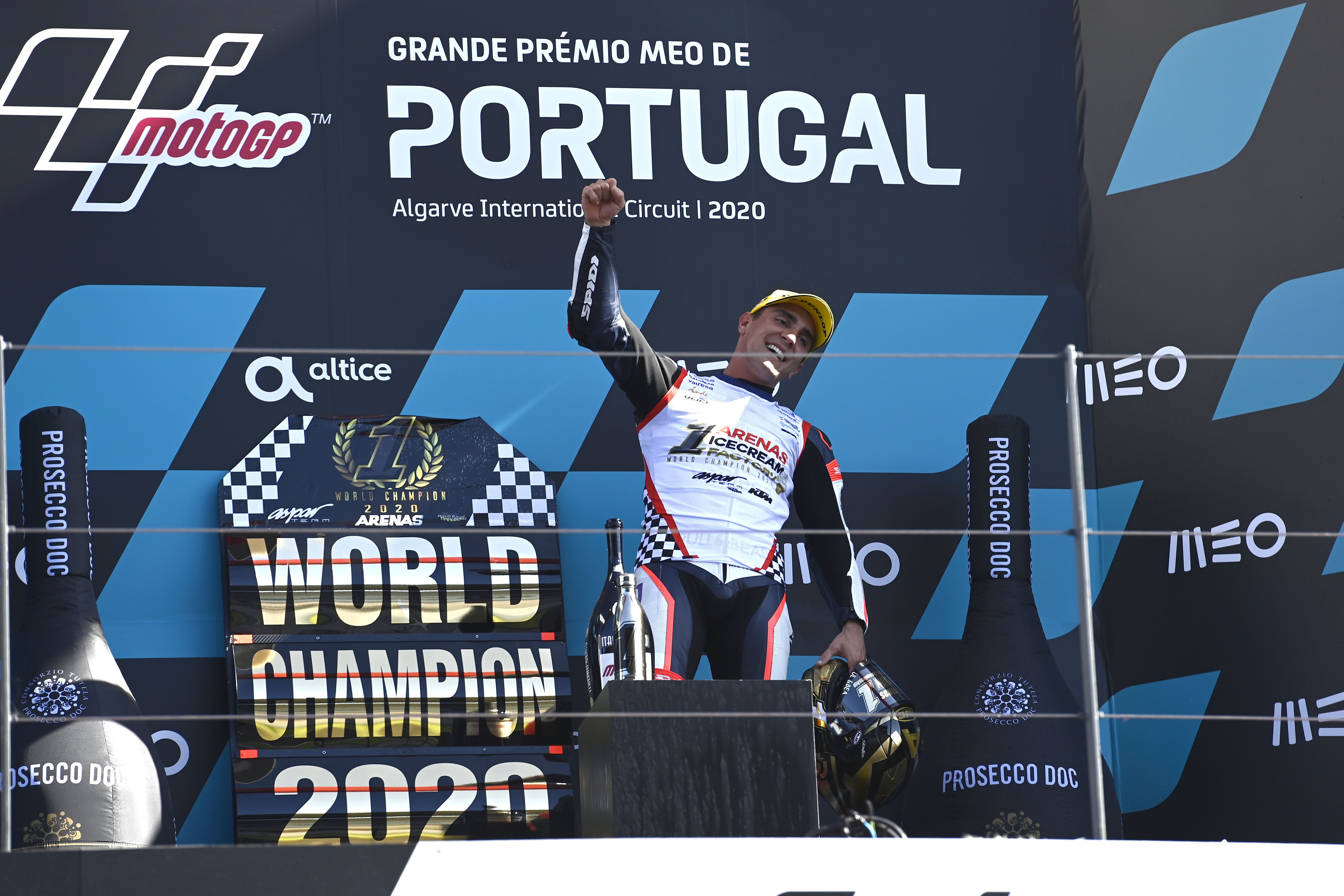 Albert Arenas celebra en el podio de Portimao su título de Moto3.