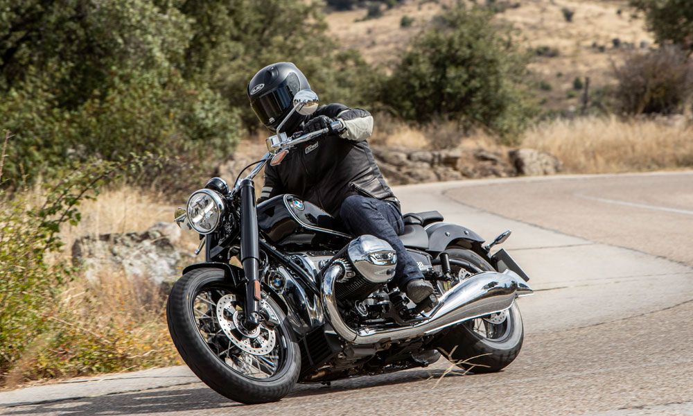 BMW R 18Hay que tener bien controlada la velocidad en las curvas porque la altura libre es escasa