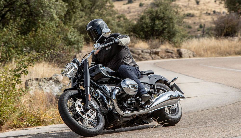 BMW R 18Hay que tener bien controlada la velocidad en las curvas porque la altura libre es escasa BMW R 18Hay que tener bien controlada la velocidad en las curvas porque la altura libre es escasa