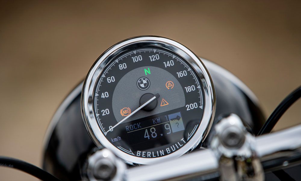BMW R 18: Cumpliendo con la estética adecuada, el velocímetro está compuesto por un reloj analógico combinado con una pantalla digital con información suficiente.