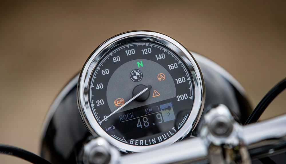 BMW R 18: Cumpliendo con la estética adecuada, el velocímetro está compuesto por un reloj analógico combinado con una pantalla digital con información suficiente. BMW R 18: Cumpliendo con la estética adecuada, el velocímetro está compuesto por un reloj analógico combinado con una pantalla digital con información suficiente.