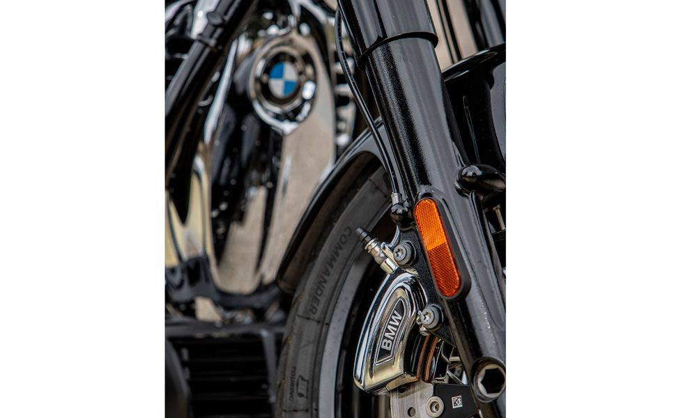 BMW R 18: La horquilla delantera es convencional, con las barras cubiertas por una funda de aluminio para parecer rígida y dispone de un gran lanzamiento. 