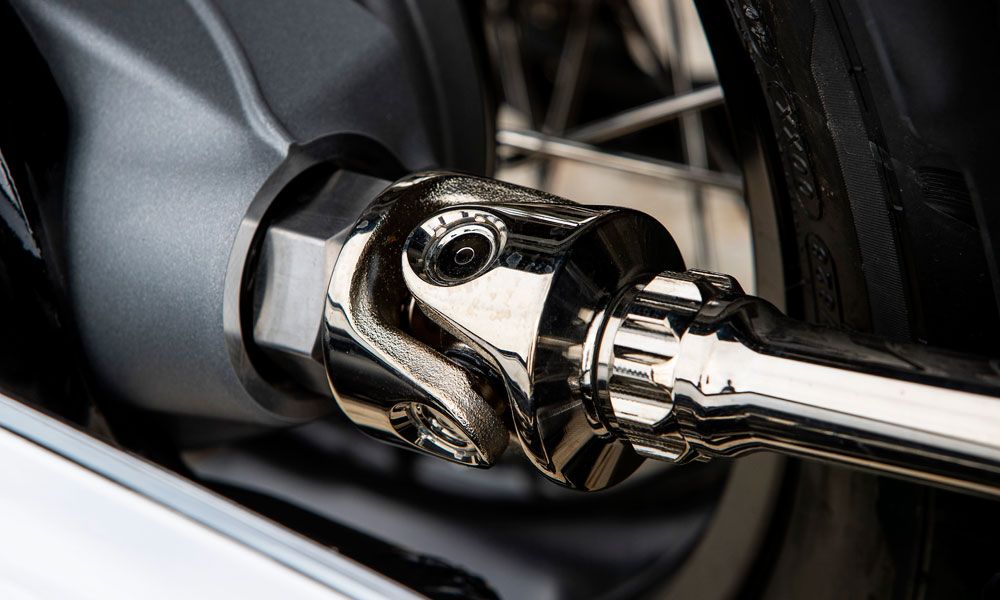 BMW R18: El eje de la transmisión queda a la vista, como en los modelos clásicos.