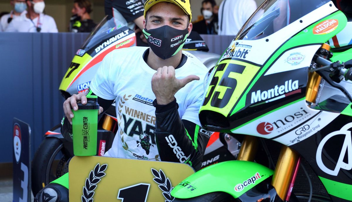 Yari Montella celebrando su título en el Campeonato de Europa de Moto2 2020