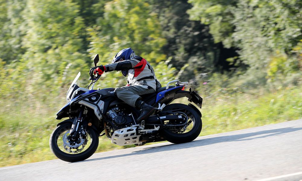 Macbor Montana XR5: En asfalto el bastidor es súper aplomado, estable.