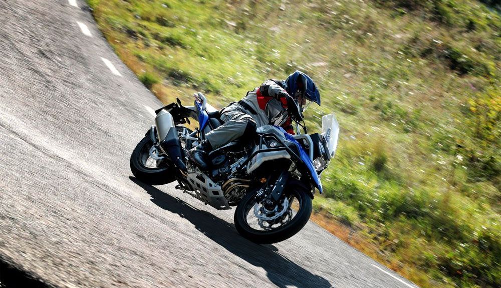 Macbor Montana XR5: En asfalto rueda muy bien, con el único punto no convincente en las vibraciones que se perciben de la zona media del cuentarrevoluciones hacia arriba