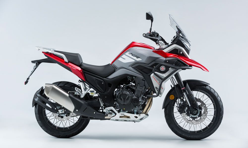 Macbor Montana XR5: Las protecciones laterales se incluyen en la dotación estándar. También los cubremanetas así como el cubrecárter de aluminio. 