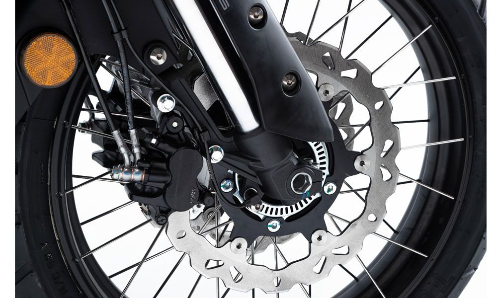 Macbor Montana XR5: Suspensiones Kayaba regulables en 3 vías para ambos ejes. Las llantas son Akront, de radios cruzados, y tubeless. Los discos de freno se han buscado aligerados al igual que el eje delantero.