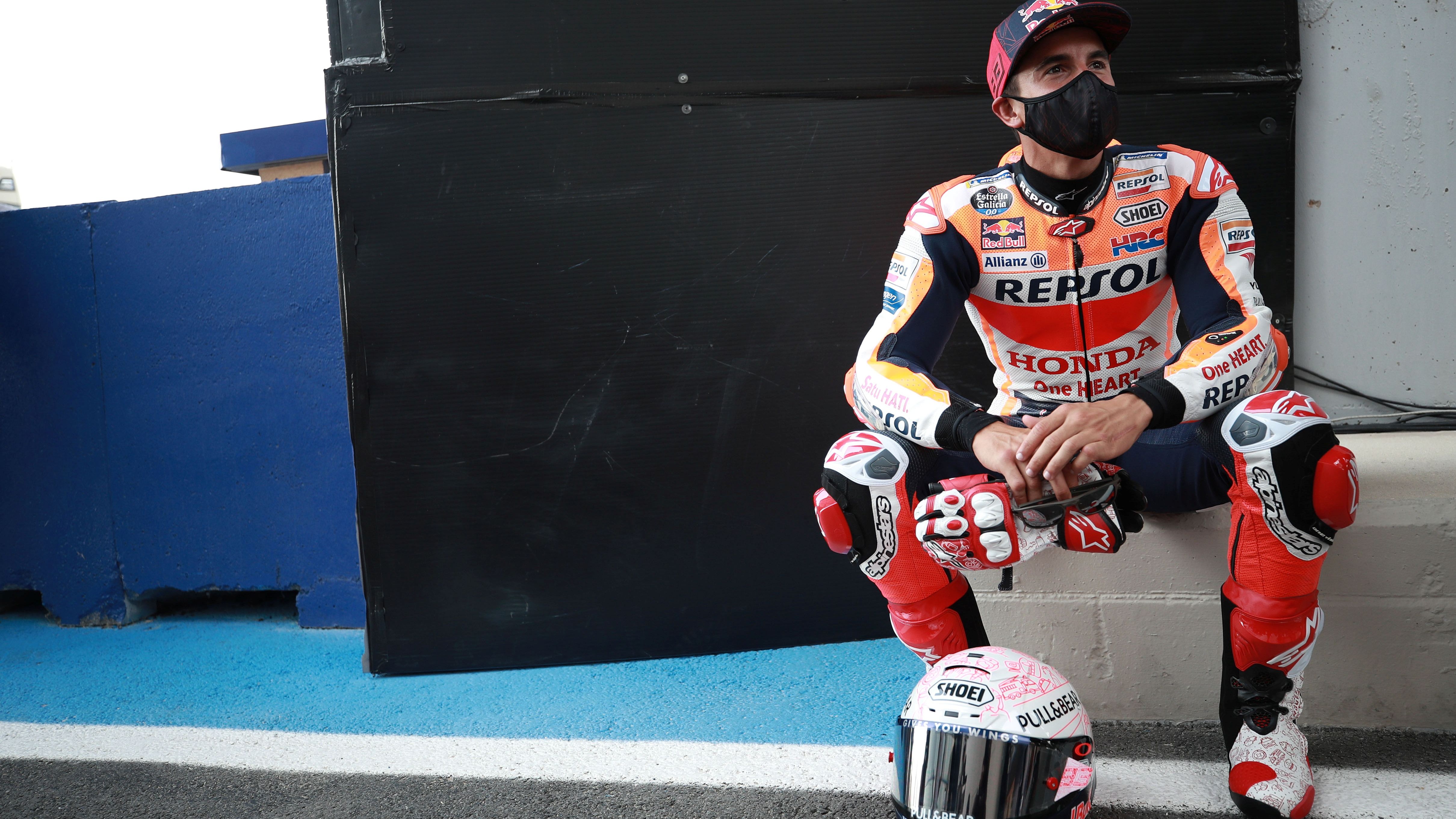 Marc Márquez aguardando en el pit lane