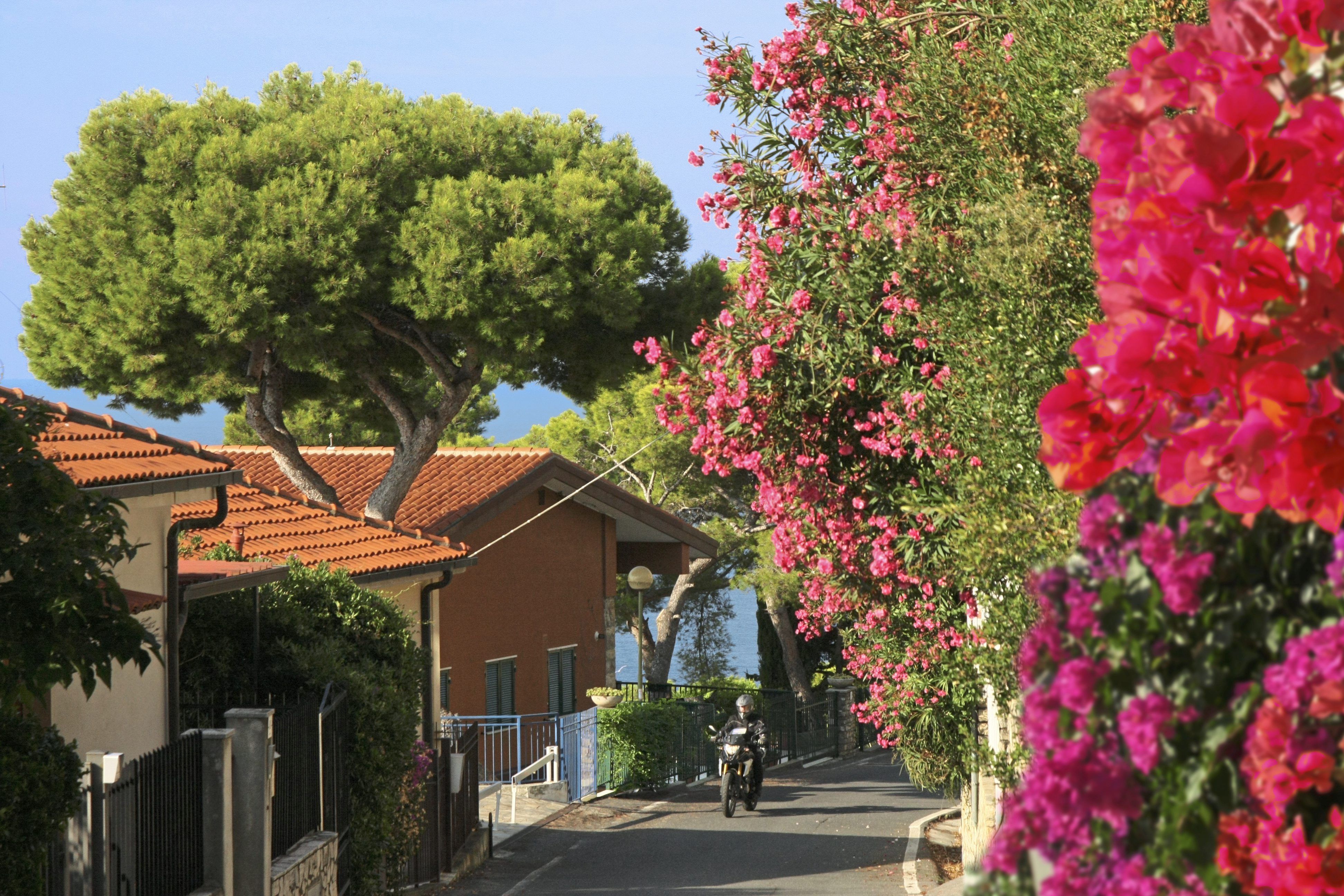 Italia en moto la costa de Liguria.