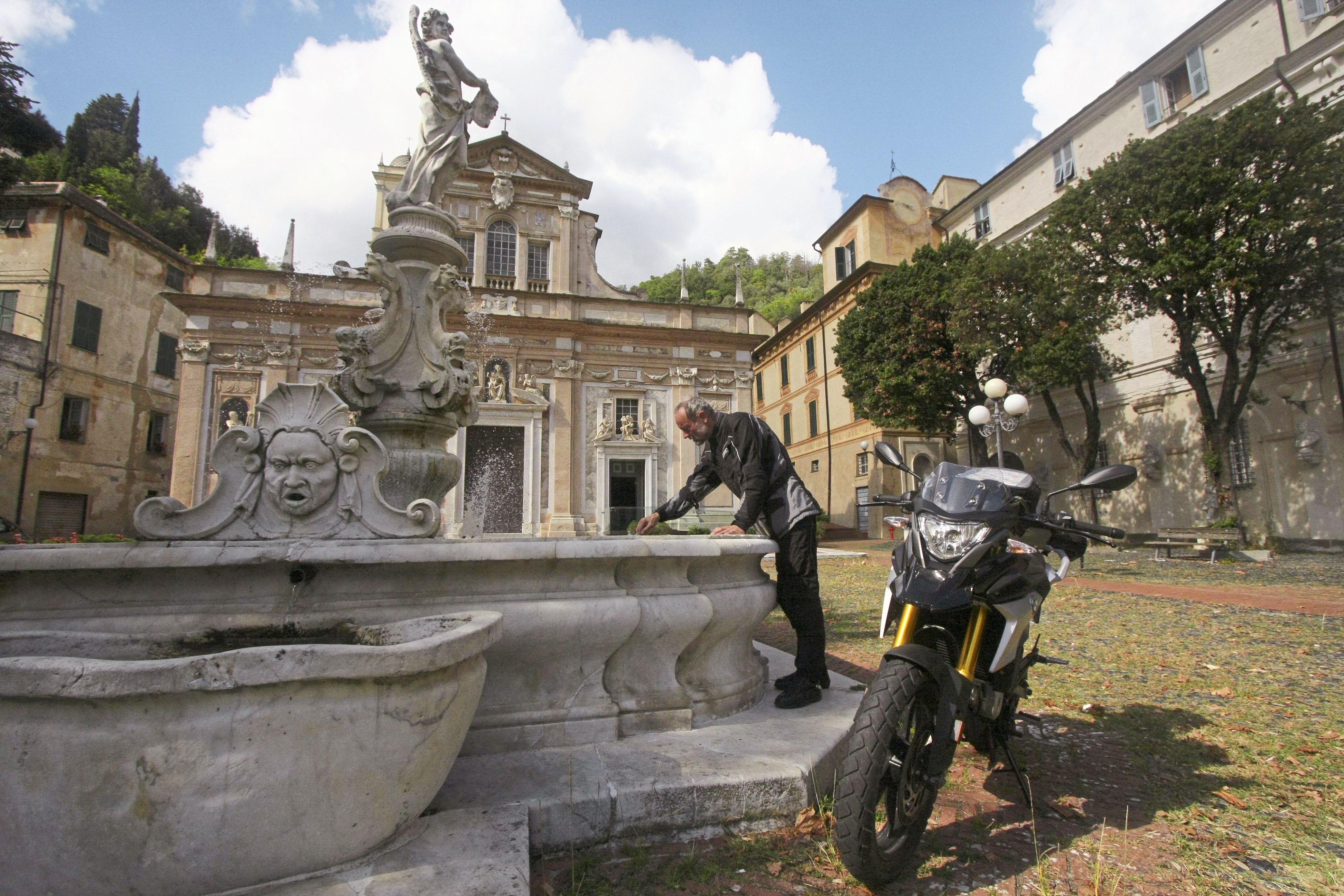 Italia en moto la costa de Liguria.