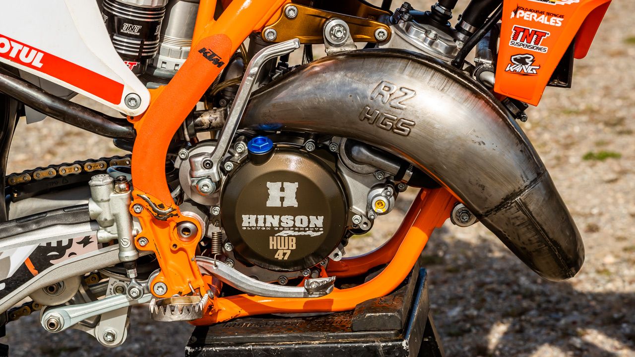KTM 125 SX Hardworkbikes de Pau Badiella. El motor recibe numerosos componentes extra y también se ha trabajado artesanalmente en su interior.