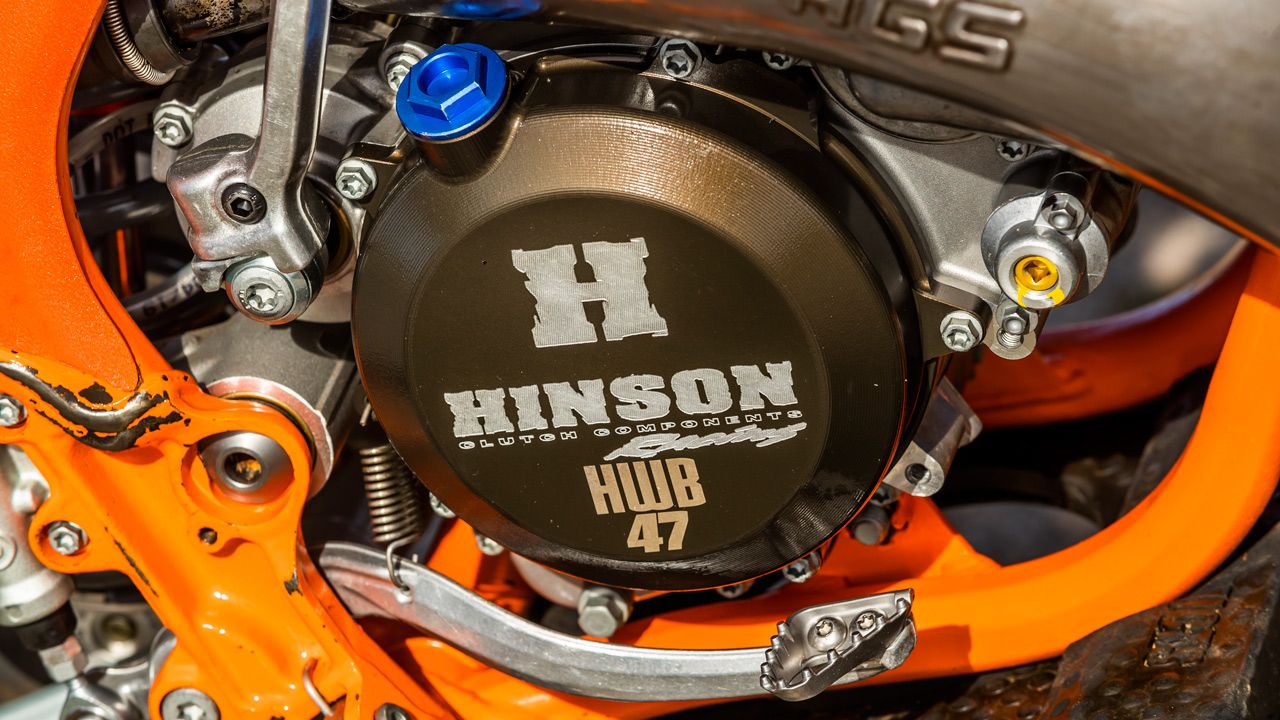 KTM 125 SX Hardworkbikes de Pau Badiella. La tapa de embrague Hinson añade robustez, mayor capacidad de aceite y un apariencia más profesional.