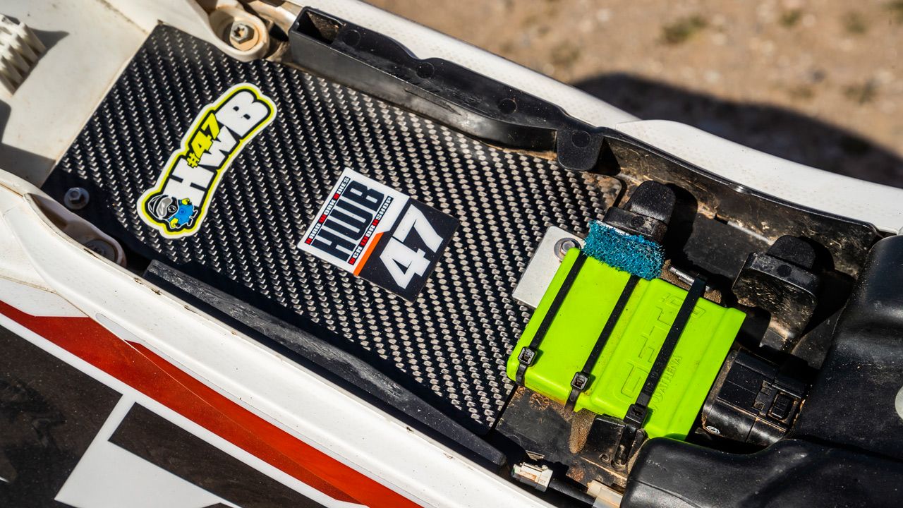 KTM 125 SX Hardworkbikes de Pau Badiella. Llamativa tapa en fibra de carbono para cubrir la abertura de la caja del filtro de aire. También se recurre a un CDI de la marca GET.