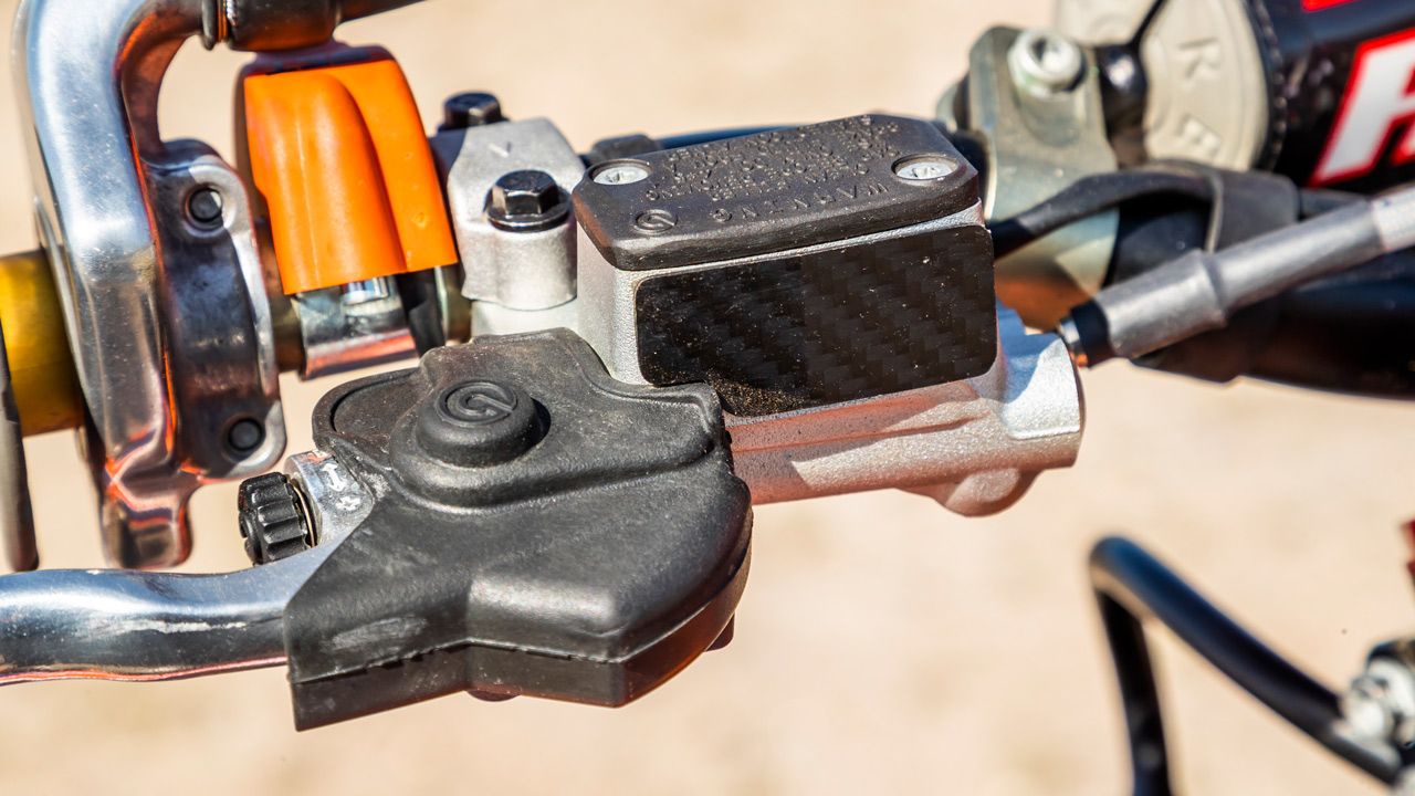 KTM 125 SX Hardworkbikes de Pau Badiella. Más uso de la fibra de carbono, aquí para proteger la bomba de embrague.