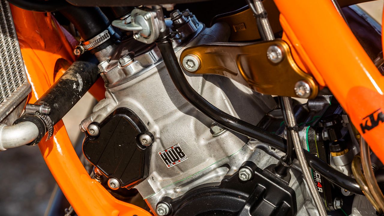 KTM 125 SX Hardworkbikes de Pau Badiella. Soportes de motor anodizados.