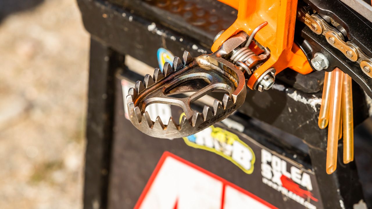 KTM 125 SX Hardworkbikes de Pau Badiella. Estriberas Scar fabricadas en titanio.