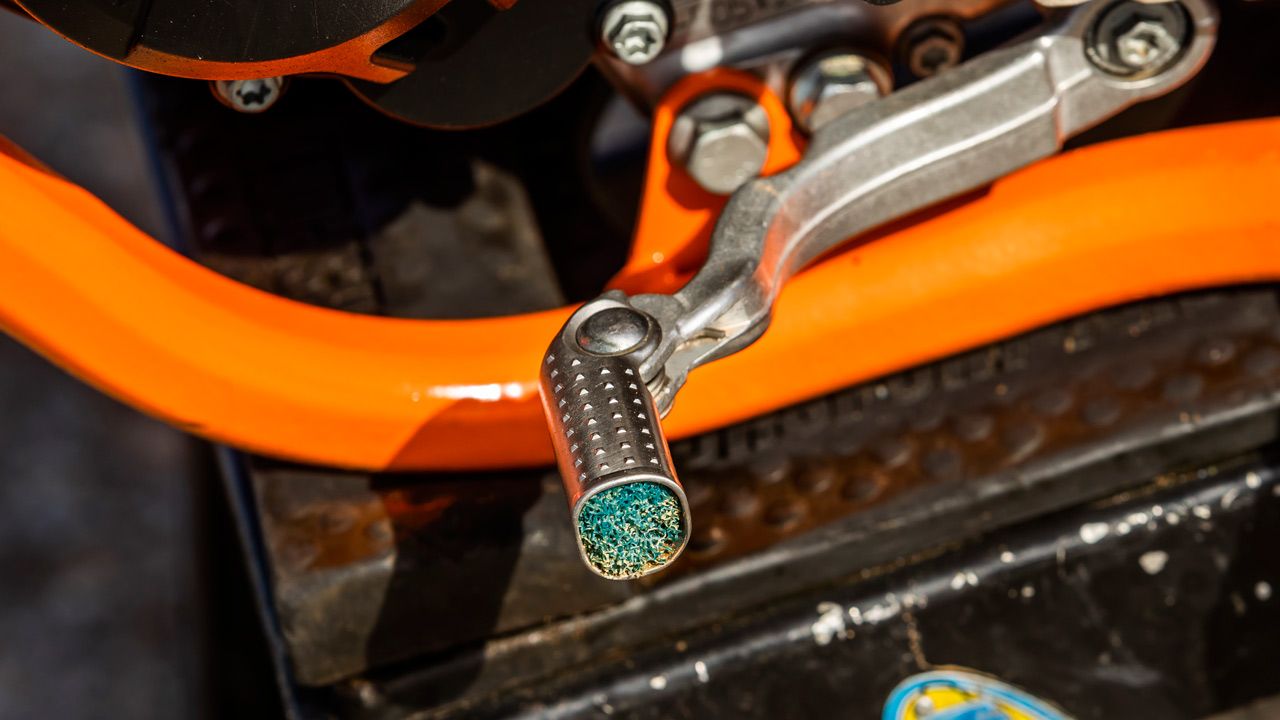 KTM 125 SX Hardworkbikes de Pau Badiella. Dificultar la entrada de barro en ciertos recovecos impide el aumento de peso del conjunto por acumulación de barro.