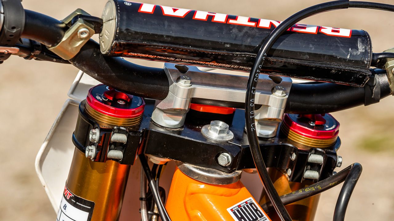 KTM 125 SX Hardworkbikes de Pau Badiella. Manillar Renthal Twinwall 999, más bajo que el original de la KTM.