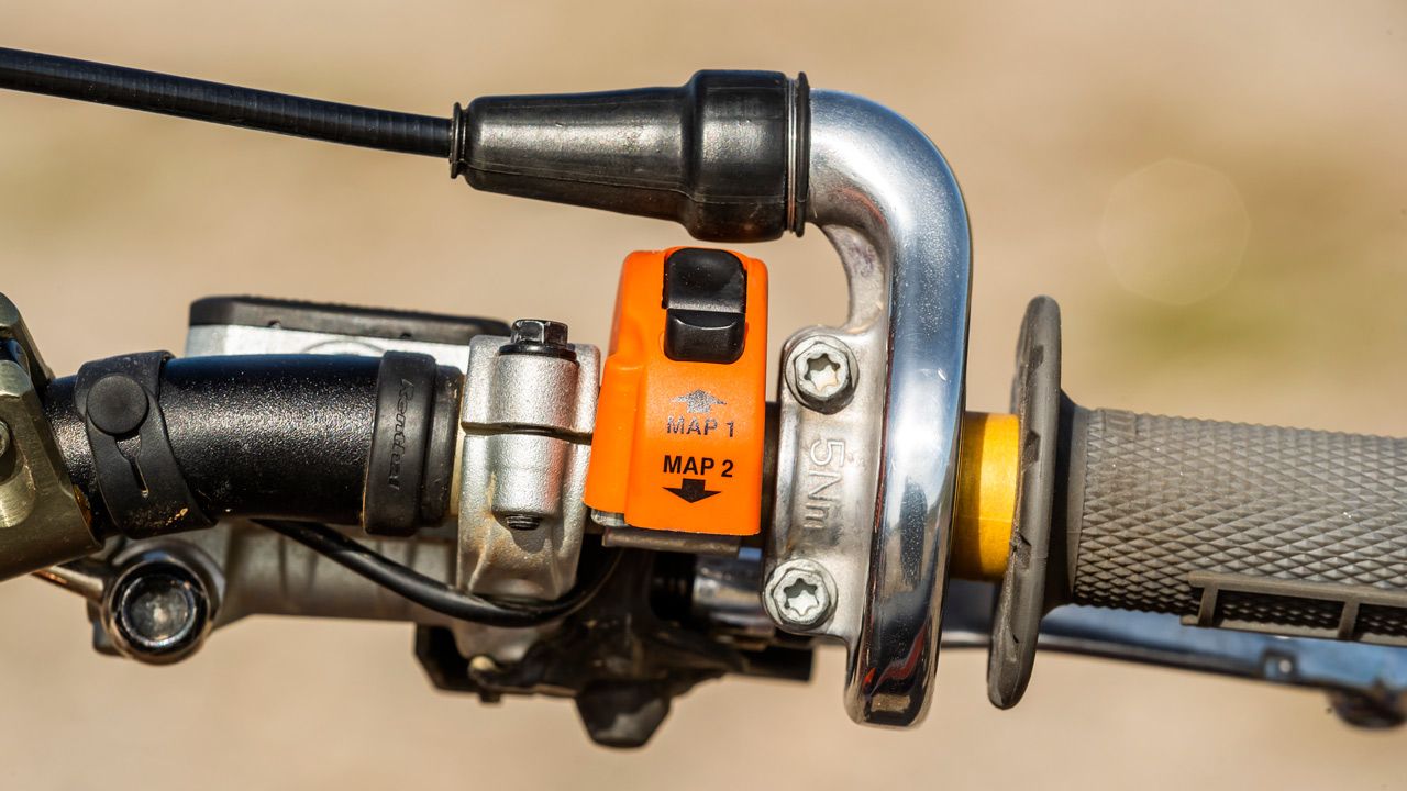 KTM 125 SX Hardworkbikes de Pau Badiella. El sistema de encendido GET incorpora un segundo mapa de motor seleccionable mediante un mando en el manillar.