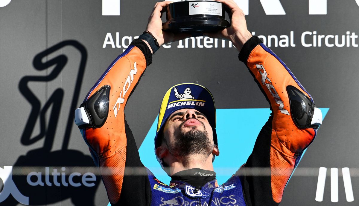 Miguel Oliveira festeja su victoria en el podio de Portimao