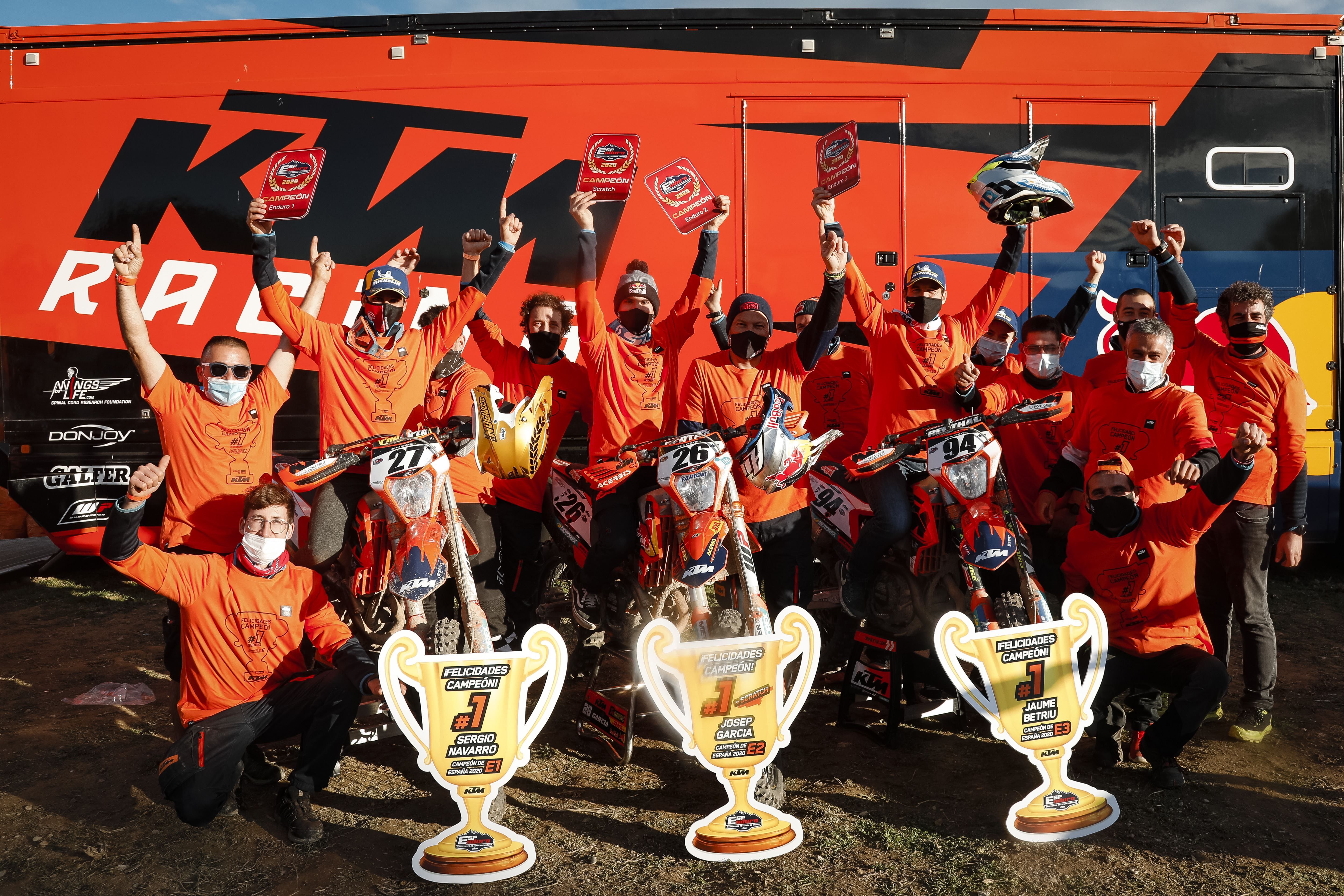 Campeones 2020. García, Navarro y Betriu