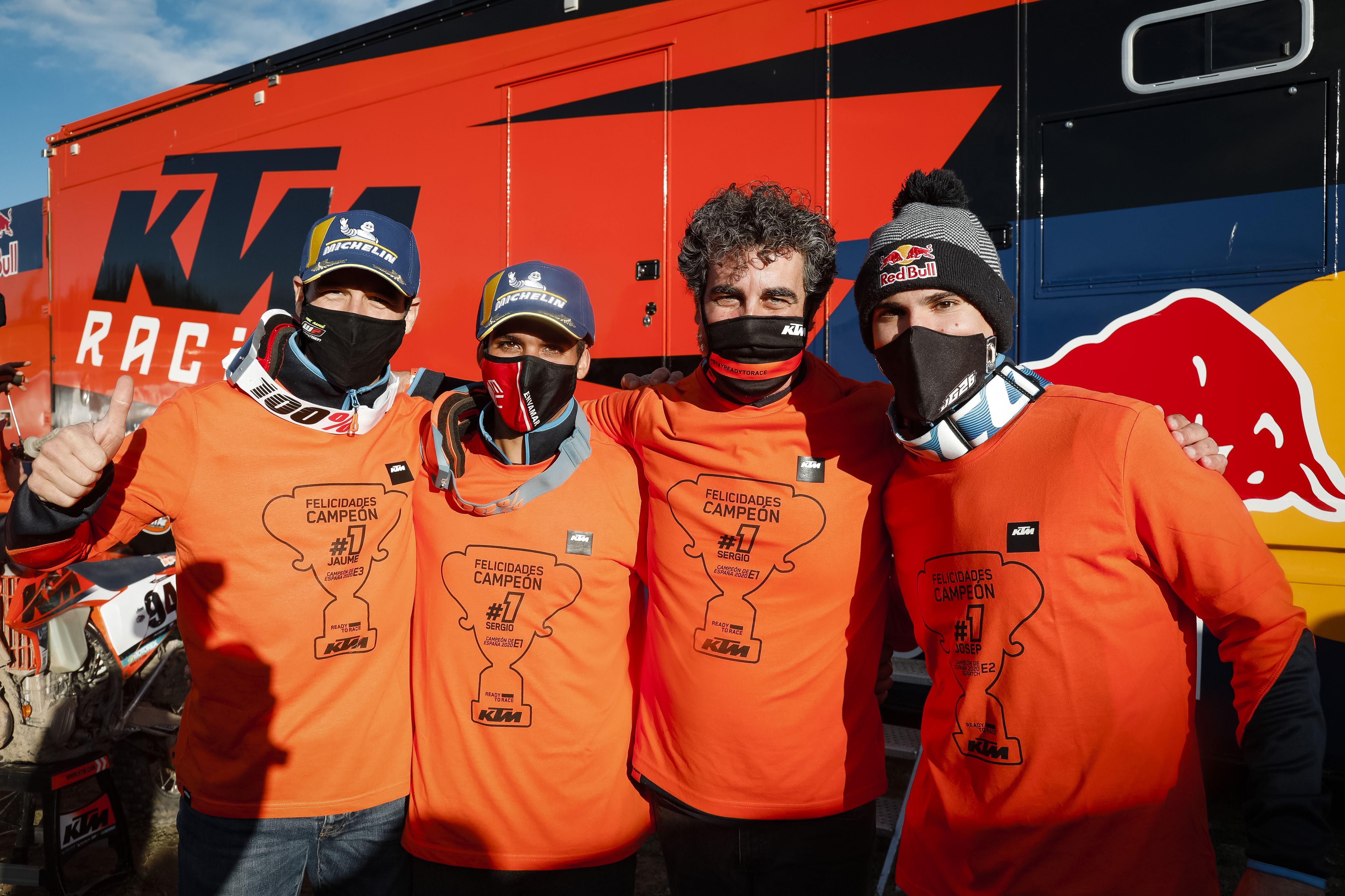 Campeones 2020.García, Navarro y Betriu junto a Serarols (KTM Team Manager)