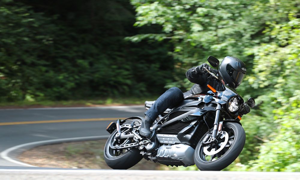 La conducción es similar a la de una moto convencional, pero más sencilla, ya que no hay cambio.